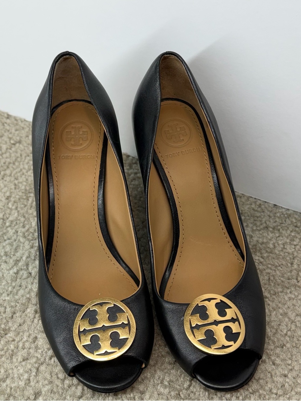 Tory Burch Black Leather Benton Peep Toe Wedge Pumps Logo Medallion Heels 6.5